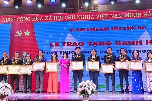 Trao tặng danh hiệu 'Thầy thuốc Nhân dân' cho Giám đốc Sở Y tế Đồng Nai