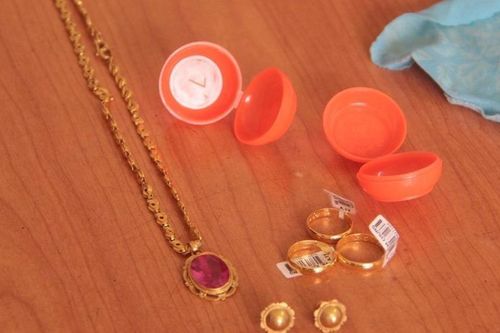 Người đàn ông mua ve chai nhặt được hơn 1 cây vàng trong đôi ủng cao su
