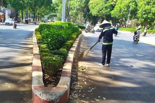 Hơn 200 công nhân môi trường ở Đắk Lắk nguy cơ mất việc