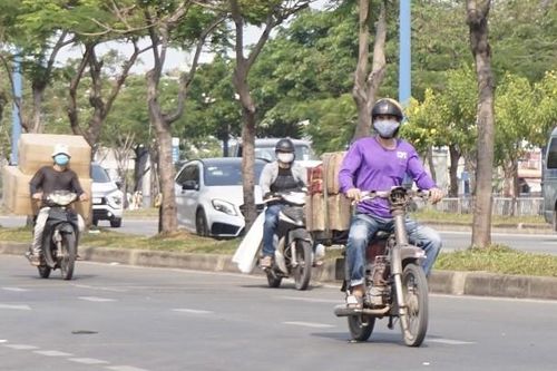 Xe cà tàng chở hàng cồng kềnh phóng ào ào trên đường phố