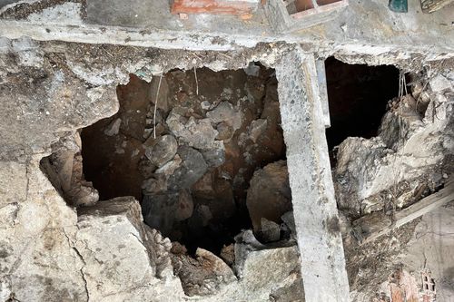 Di dời khẩn cấp 4 hộ dân bên chợ Đà Lạt do sạt lở đất