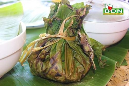 Món cá suối - kiến vàng bọc lá chuối nướng