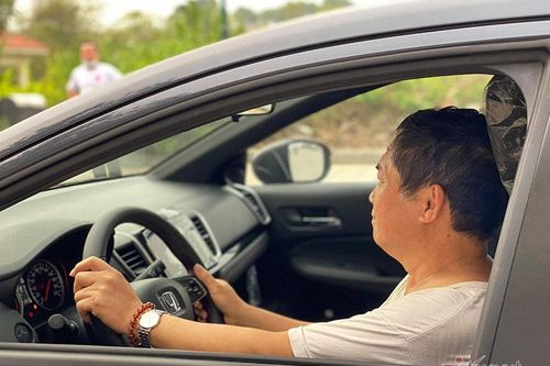 Người già có nên tự lái xe ra đường?