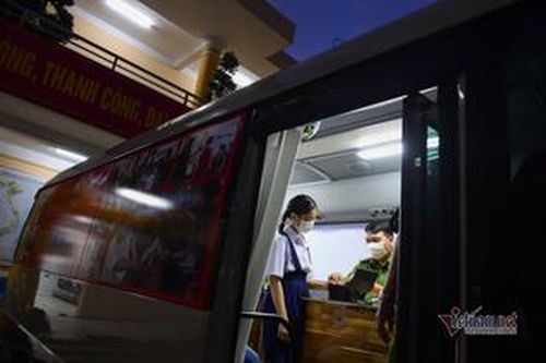 Hình ảnh công an làm căn cước công dân trong xe lưu động ở TP.HCM