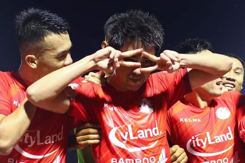 Lee Nguyễn ghi bàn phút 99, TP.HCM thắng derby siêu kịch tính