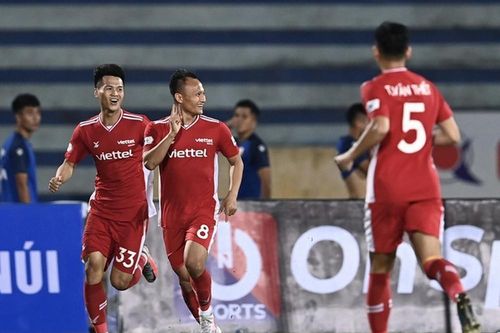 Trọng Hoàng lập công giúp Viettel ngược dòng trước Nam Định