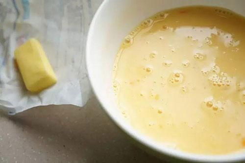 Thả thêm chút cốt chanh, bạn sẽ có món trứng rán lạ miệng vô cùng thơm ngon