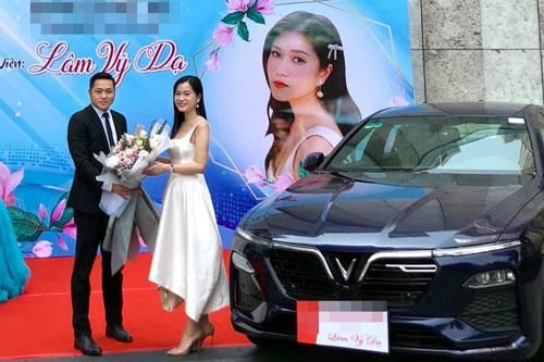 Diễn viên Lâm Vỹ Dạ tậu thêm xế mới giá hơn 1 tỷ đồng