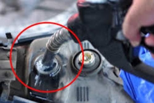 Đổ xăng đầy bình - sai lầm tai hại khiến chị em bị 'móc túi' mà không hề biết