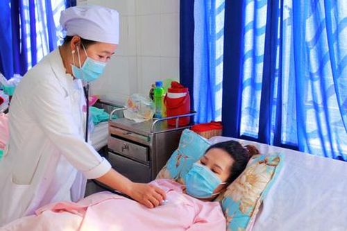 Cứu sản phụ 24 tuổi bị sa dây rốn