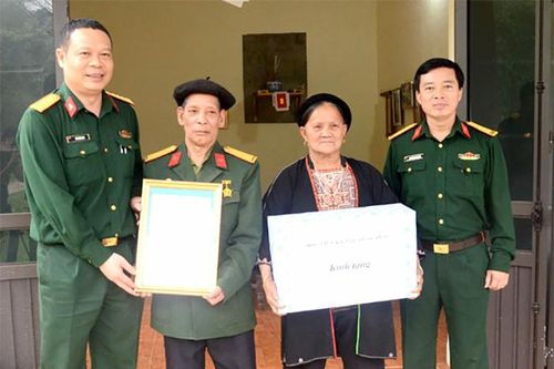 Bàn giao nhà tình nghĩa cho gia đình chính sách ở xã Thành Long