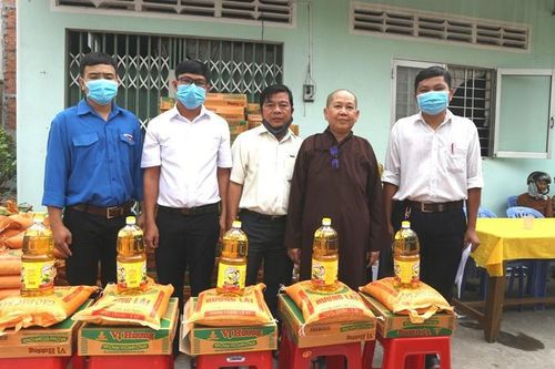 Chùa Bửu Long tặng quà đến những hộ nghèo, khó khăn