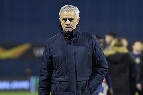 CĐV Tottenham nổi đóa đòi sa thải Mourinho sau thất bại muối mặt