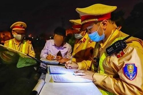 Uống chút rượu do 'cả nể', tài xế bị phạt kịch khung