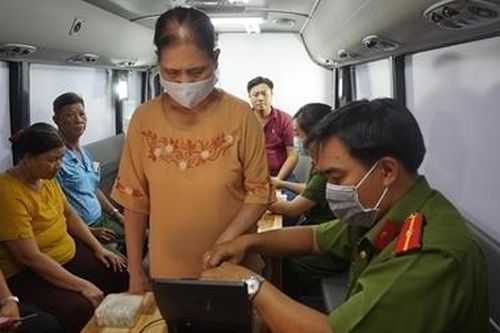 Xe chuyên dụng lưu động cấp CCCD về tận khu phố phục vụ dân