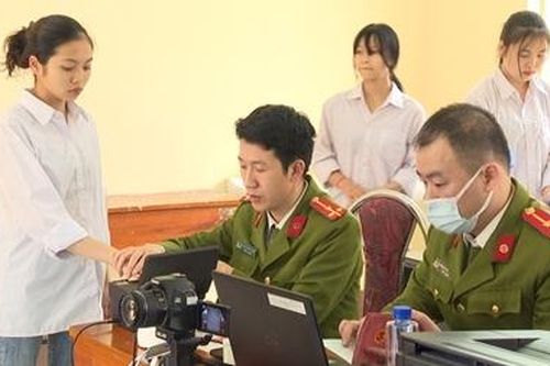 'Trắng đêm' cấp căn cước cho đồng bào vùng cao