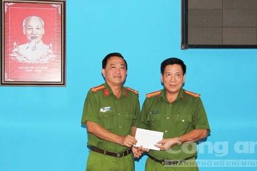 Công an An Giang thưởng 'nóng' đơn vị thu nhận 600 hồ sơ CCCD/ngày