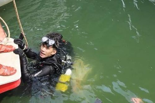 Người nhái lặn sông Hương tìm thi thể thanh niên nhảy cầu