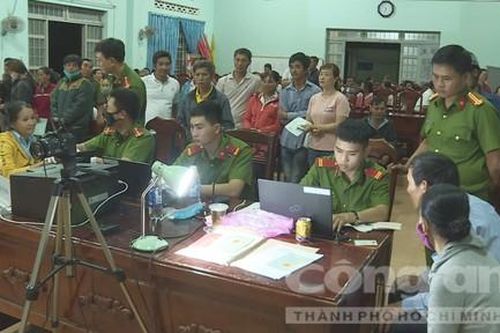 Công an huyện Krông Pắk cấp CCCD 'làm hết việc, không hết giờ'