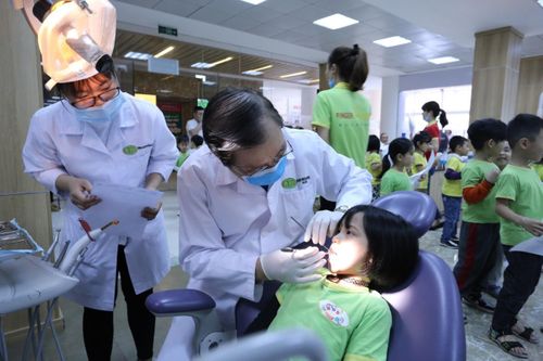 Trường Đại học Kinh doanh và Công nghệ Hà Nội khám miễn phí răng miệng