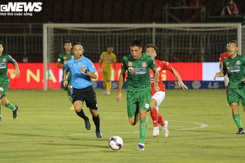 Vừa ra mắt V-League, HLV Nhật Bản của Sài Gòn FC chê trọng tài