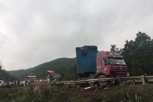 Quảng Ninh: Tai nạn giữa xe đầu kéo và bán tải gây ùn tắc cục bộ