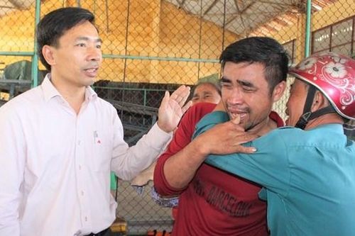 Nước mắt ngư dân sau khi tàu bị chìm trên biển