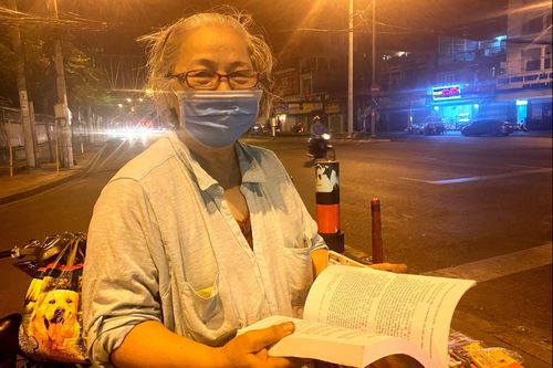 Bà cụ bán sách cũ xuyên đêm ở ngã tư Bảy Hiền tại TP.HCM