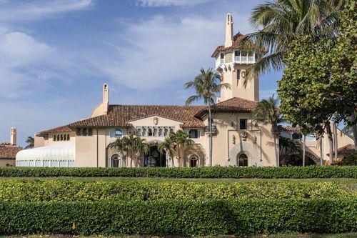 Khu nghỉ dưỡng nhà Trump đóng cửa một phần vì có ca mắc Covid-19