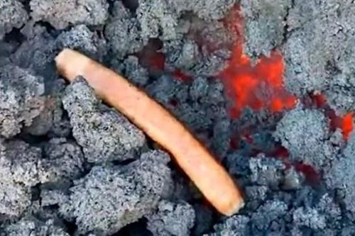 Du khách rán xúc xích trên miệng núi lửa