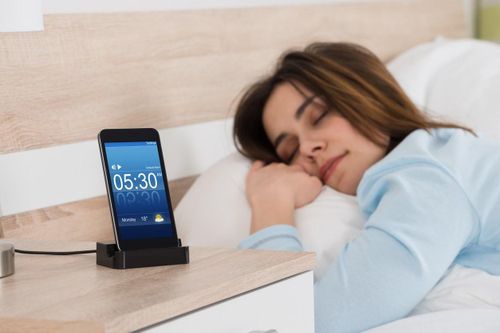 Có nên sạc iPhone qua đêm hay không?