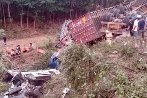 Xe container gây tai nạn khi đổ đèo, nhiều người rơi xuống vực