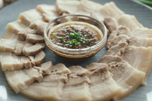 Làm thịt heo chấm sốt tỏi xì dầu