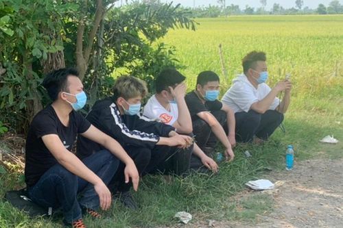 Cách ly 5 người Trung Quốc nhập cảnh trái phép