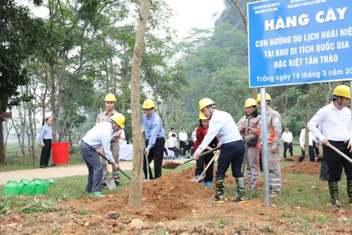 Phủ xanh 'Con đường du lịch hoài niệm các di tích quốc gia'