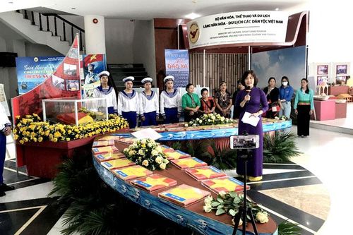 Không gian biển đảo trong lòng đồng bào