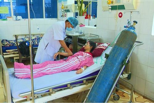 Quảng Bình: 3 học sinh nhập viện vì thổi kẹo bong bóng