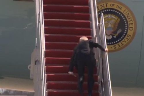 Khoảnh khắc Tổng thống Joe Biden vấp ngã 3 lần khi lên chuyên cơ