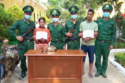 Bắt hai đối tượng vận chuyển 1 kg ma túy tổng hợp dạng đá