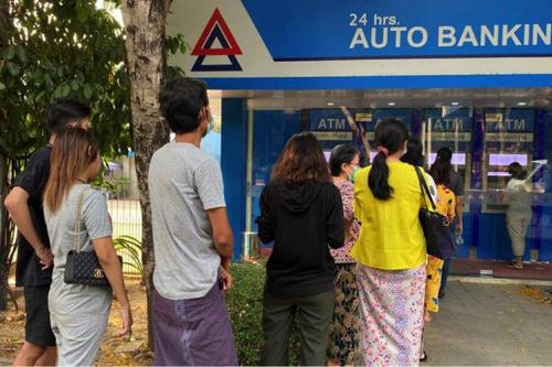 Các công ty Myanmar chật vật trả lương cho nhân viên khi nhiều ngân hàng tuyên bố đóng cửa