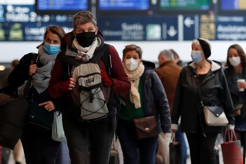 Paris trước giờ phong tỏa: Vội vã lên tàu, chen chân trong siêu thị