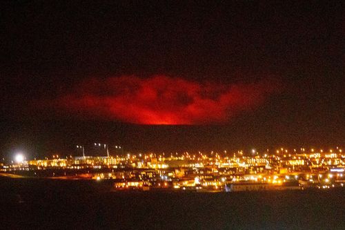 Kinh hãi núi lửa phun trào trong đêm gần thủ đô của Iceland