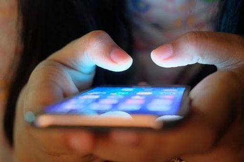 Vợ hiệu trưởng gửi video 'khiêu dâm' cho nhân viên của chồng