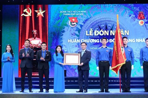 Thành Đoàn Hà Nội đón nhận Huân chương Lao động hạng Nhất