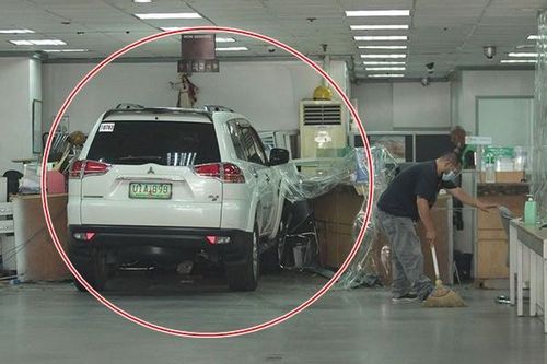 Nhầm chân ga, nữ tài xế lao thẳng ô tô vào quầy giao dịch ngân hàng