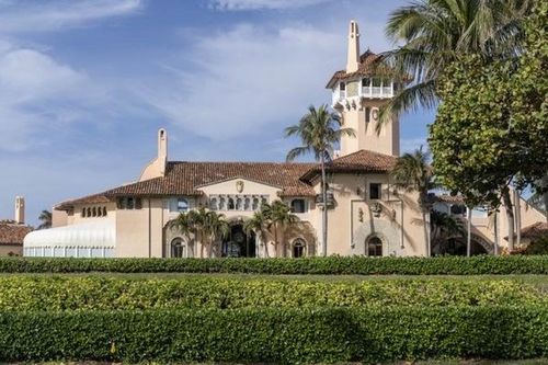 Covid-19 bùng phát tại khu nghỉ của ông Trump