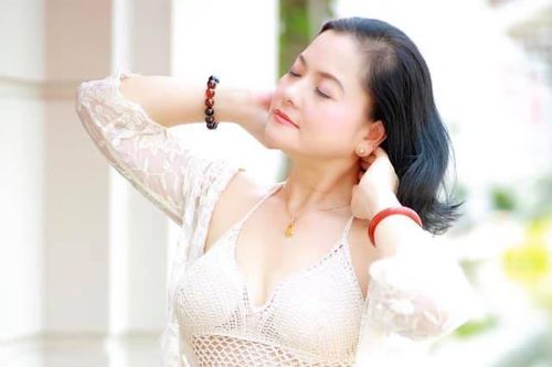 Ngỡ ngàng nhan sắc tuổi 52 của NSND Thu Quế