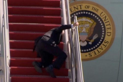 Báo Mỹ bị tố thiên vị khi đưa tin ông Trump đi chậm, ông Biden vấp ngã