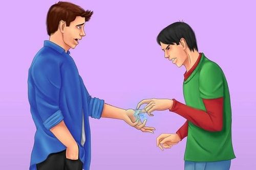 Tại sao có hiện tượng điện giật nhẹ khi chạm vào ai đó?