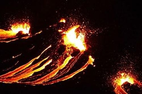 Cảnh tượng hãi hùng khi núi lửa phun trào dữ dội sau 6.000 năm 'ngủ yên'